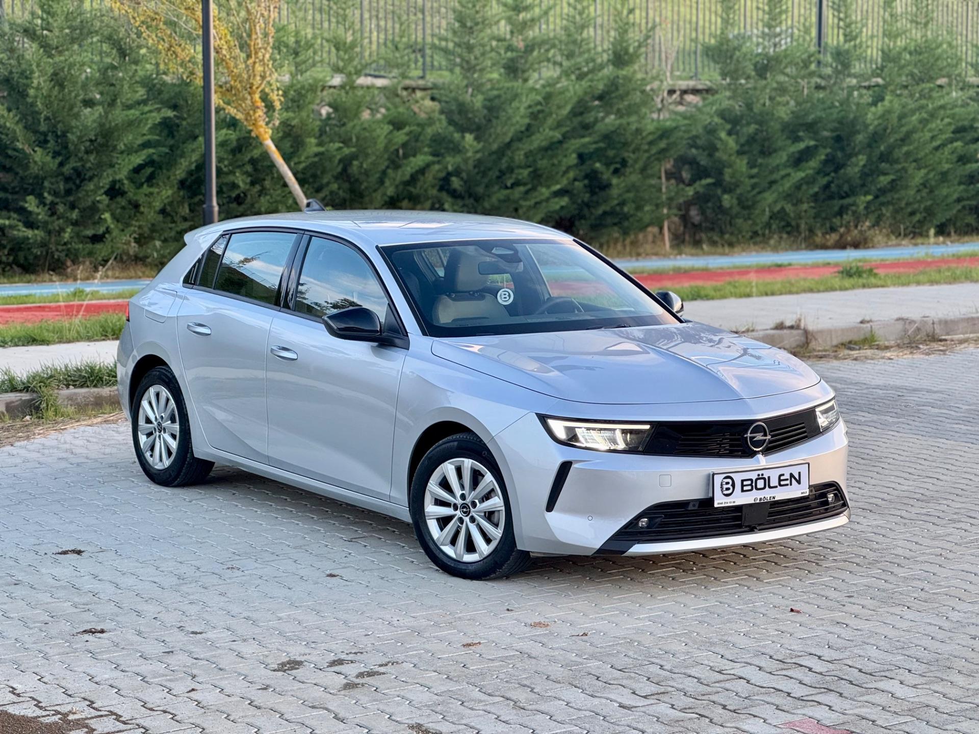 Opel Astra 1.2 T Edition - 1